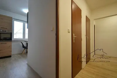 Cucina; elettrodomestici, vista, pavimento in legno, ristrutturato, luce naturale