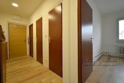 Guardaroba; pavimento in legno, ristrutturato