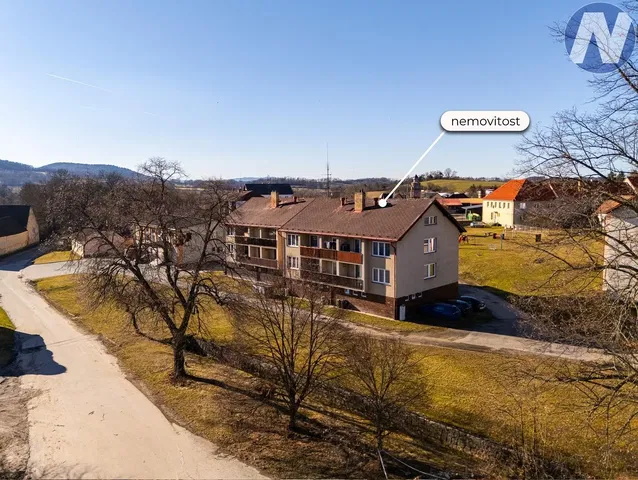 Dům a okolí; výhled
