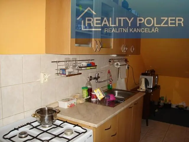 Cucina; elettrodomestici, pavimento in piastrelle