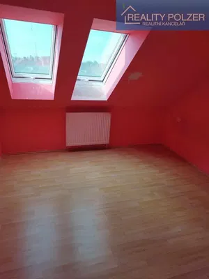 Camera dei bambini; pavimento in legno, vista, luce naturale