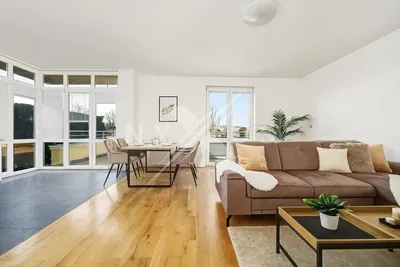 Wohnzimmer; holzboden, tageslicht, moderner stil