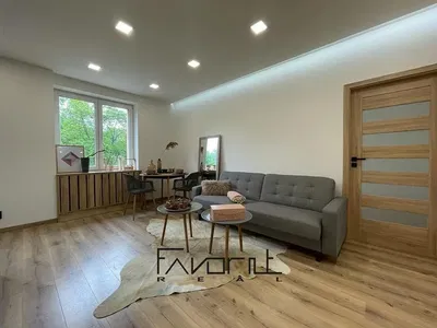 Oturma odası; manzara, ahşap zemin, doğal ışık, modern stil