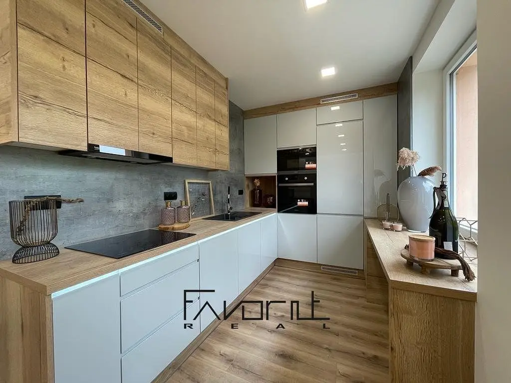 Mutfak; mutfak aletleri, ahşap zemin, modern stil, tadilatlı, doğal ışık
