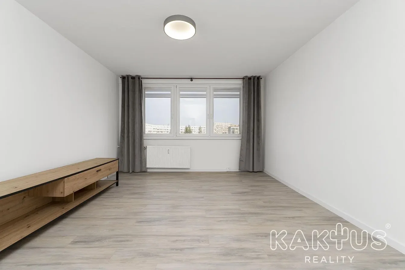 Soggiorno; vista, pavimento in legno, luce naturale, stile moderno