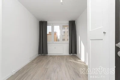 Soggiorno; vista, luce naturale, pavimento in legno, ristrutturato
