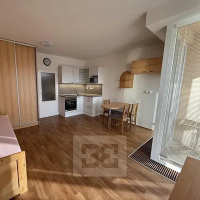 Cucina; elettrodomestici, pavimento in legno, luce naturale