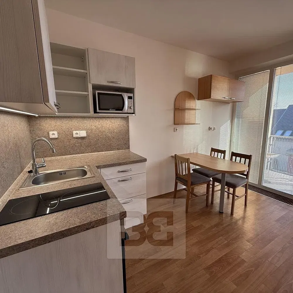 Cucina; elettrodomestici, pavimento in legno, luce naturale