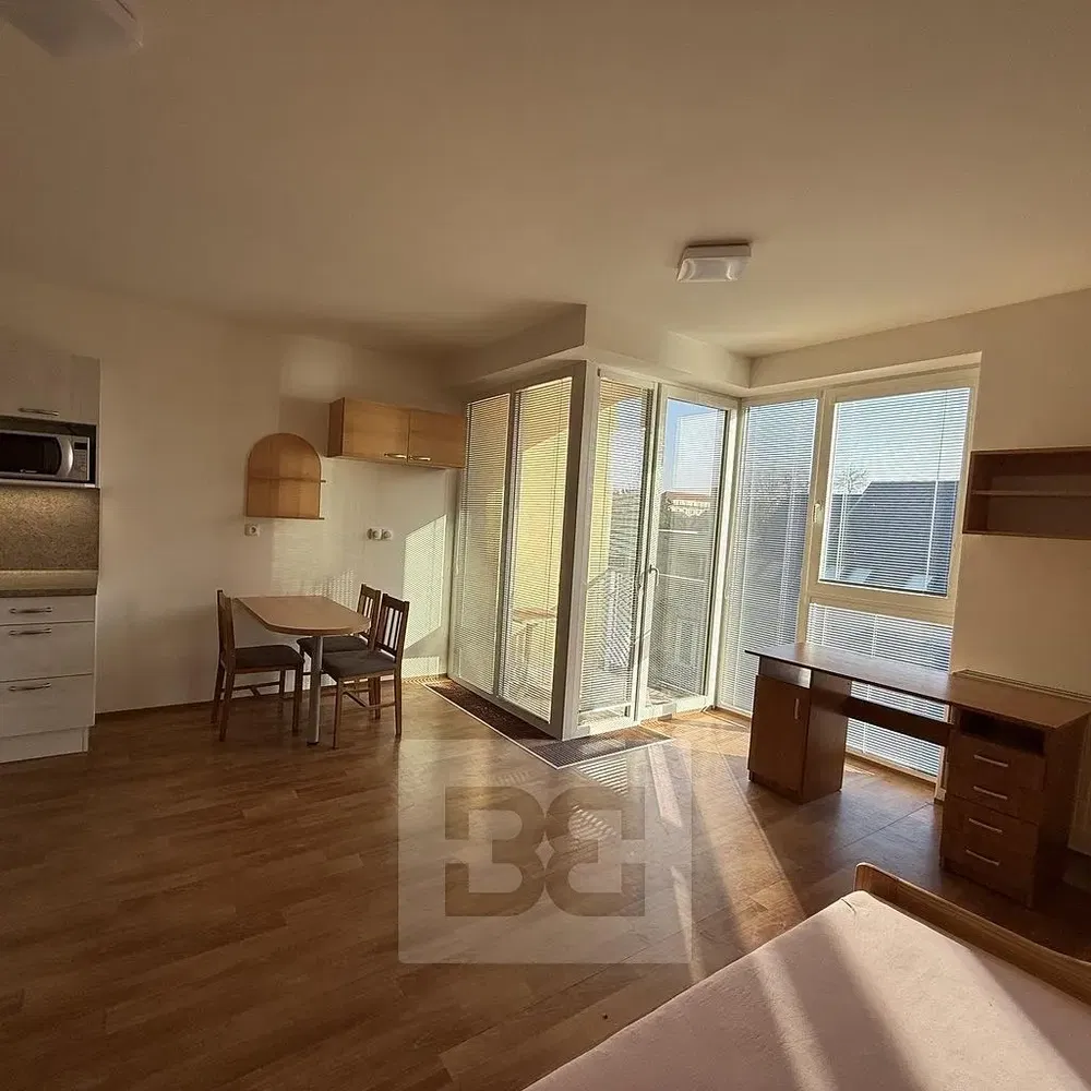 Cucina; vista, pavimento in legno, luce naturale