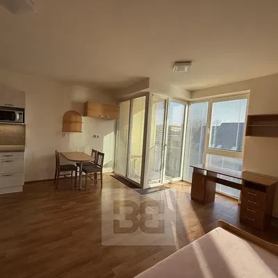 Cucina; vista, pavimento in legno, luce naturale