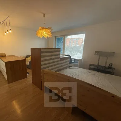 Camera da letto; pavimento in legno, luce naturale