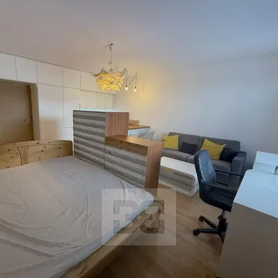Camera da letto; pavimento in legno, luce naturale, stile moderno