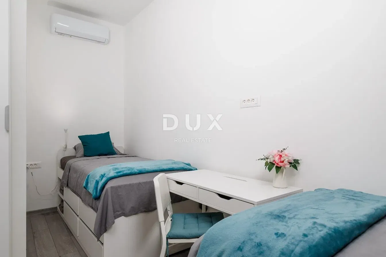 Camera da letto; pavimento in legno, luce naturale, stile moderno