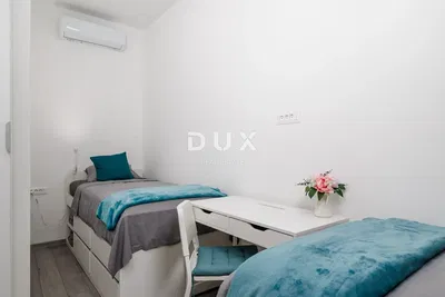 Camera da letto; pavimento in legno, luce naturale, stile moderno