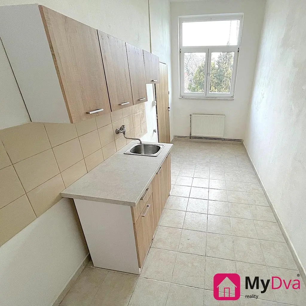 Cucina; pavimento in piastrelle, vista