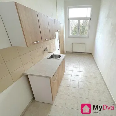 Cucina; pavimento in piastrelle, vista