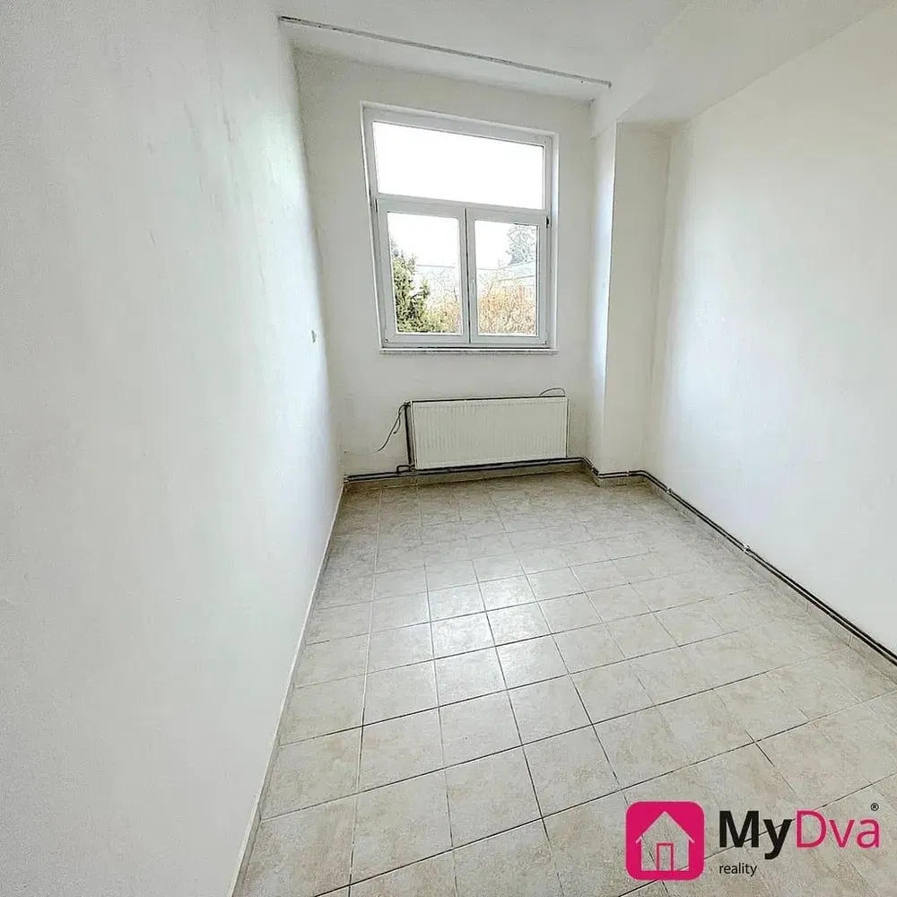 Altro; pavimento in piastrelle, vista, luce naturale