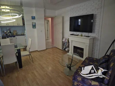 Wohnzimmer; kamin, holzboden, moderner stil, tageslicht