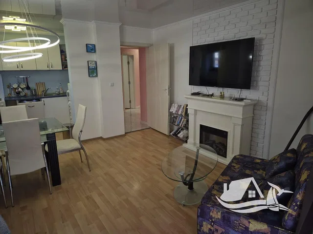 Wohnzimmer; kamin, holzboden, moderner stil, tageslicht