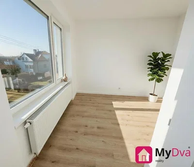 Soggiorno; vista, pavimento in legno, luce naturale