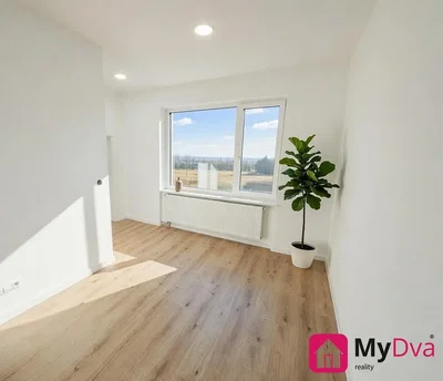 Soggiorno; vista, pavimento in legno, luce naturale