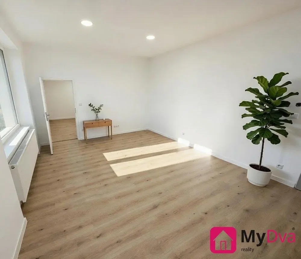Soggiorno; luce naturale, pavimento in legno
