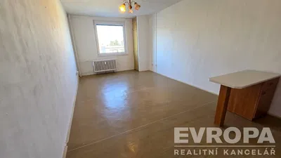 Schlafzimmer; tageslicht, renovierungsbedürftig, fliesenboden