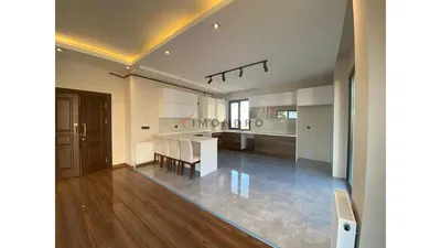 Кухиња; кухињски апарати, дрвени под, плочице, природно светло, модерни стил, реновиран