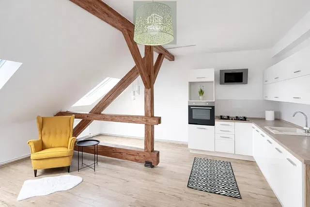 Cucina; elettrodomestici, travi in legno, pavimento in legno, luce naturale, stile moderno