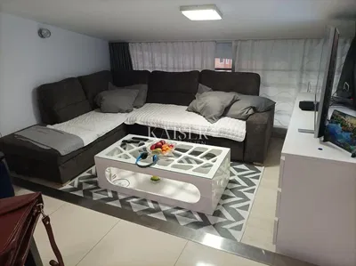 Salon; carrelage, lumière naturelle, style moderne