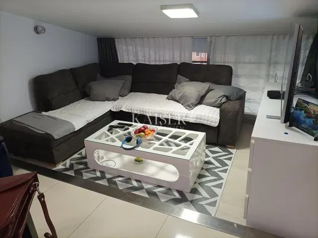 Salon; carrelage, lumière naturelle, style moderne