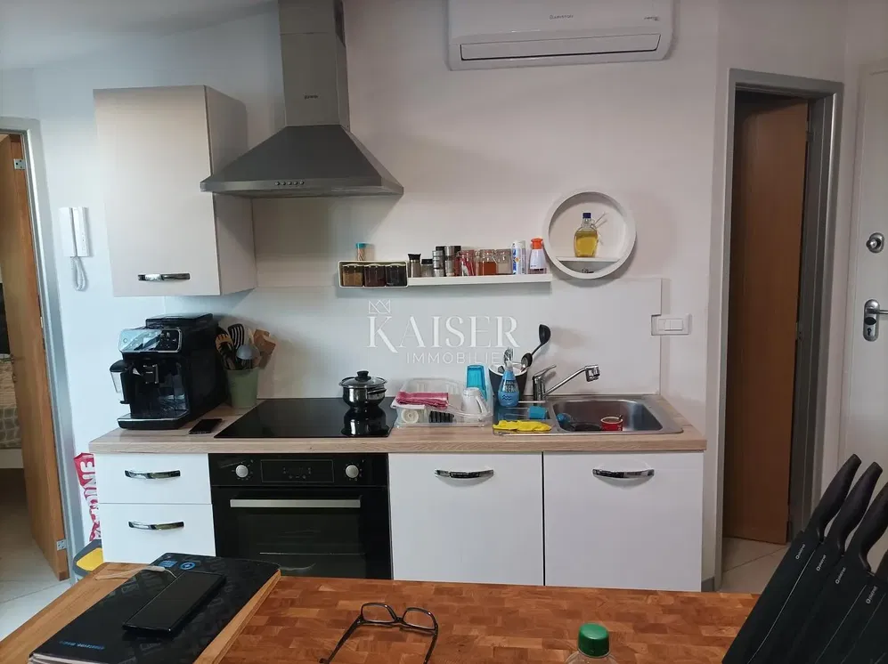 Cuisine; électroménager, rénové, lumière naturelle