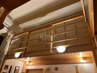 Salon; poutres en bois, hauteur sous plafond