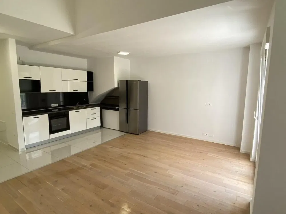 Cuisine; électroménager, parquet, rénové, lumière naturelle