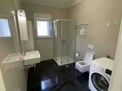 Salle de bain; carrelage, lumière naturelle