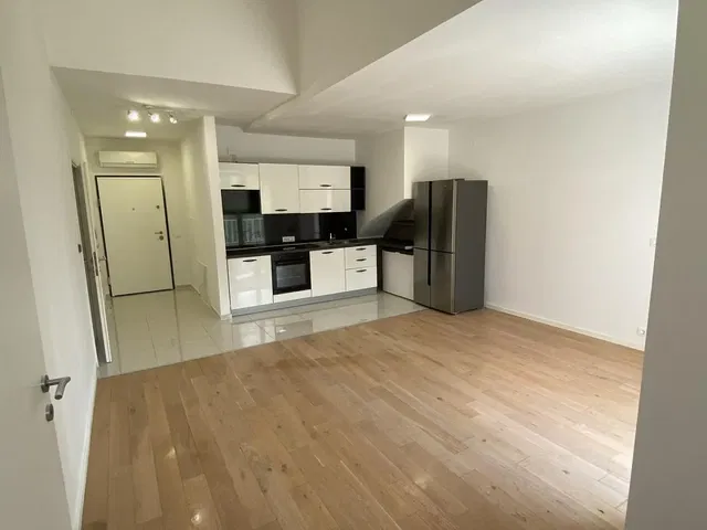 Cuisine; électroménager, parquet, lumière naturelle, style moderne, rénové