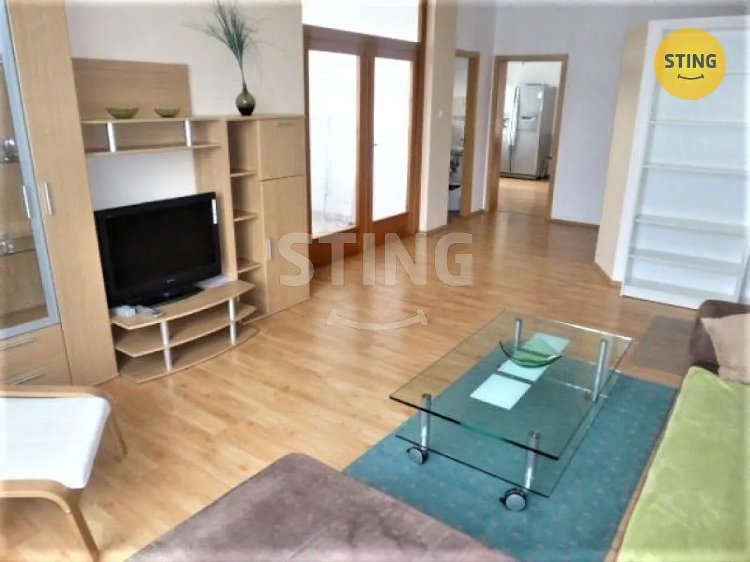 Woonkamer; houten vloer, natuurlijk licht, moderne stijl