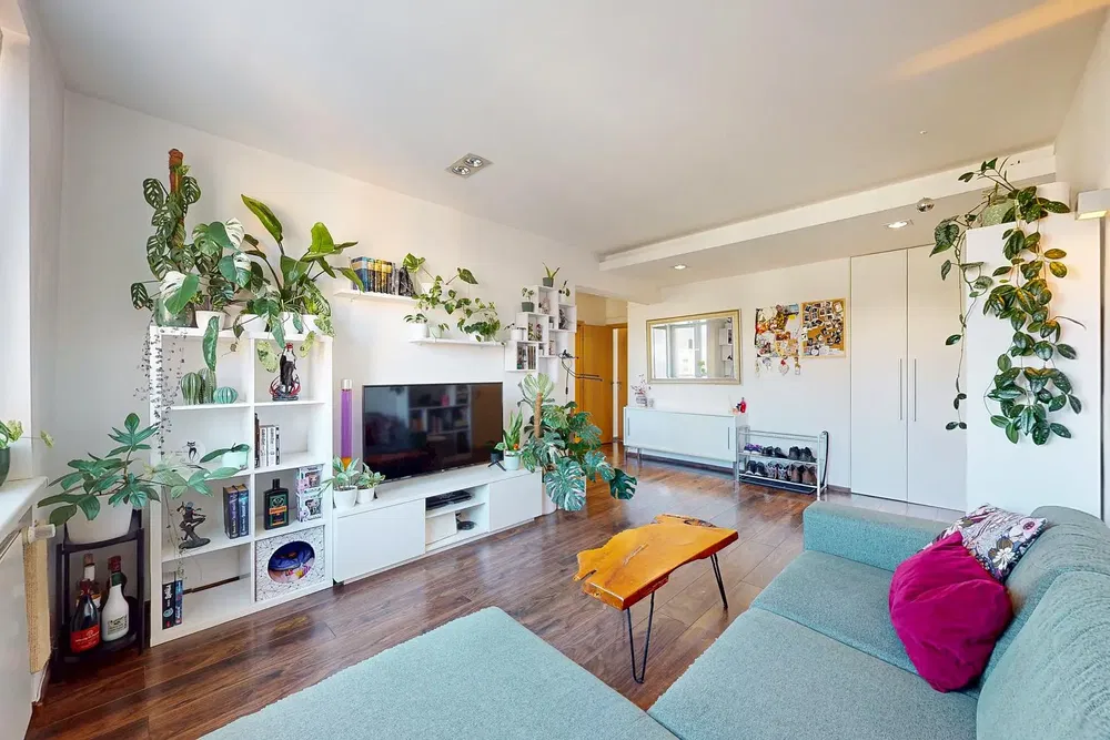 Wohnzimmer; tageslicht, holzboden, moderner stil