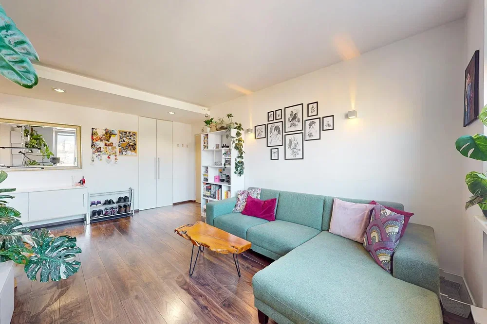 Wohnzimmer; tageslicht, moderner stil, holzboden