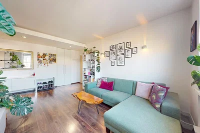 Wohnzimmer; tageslicht, moderner stil, holzboden