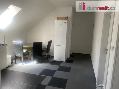 Cucina; pavimento in piastrelle, luce naturale