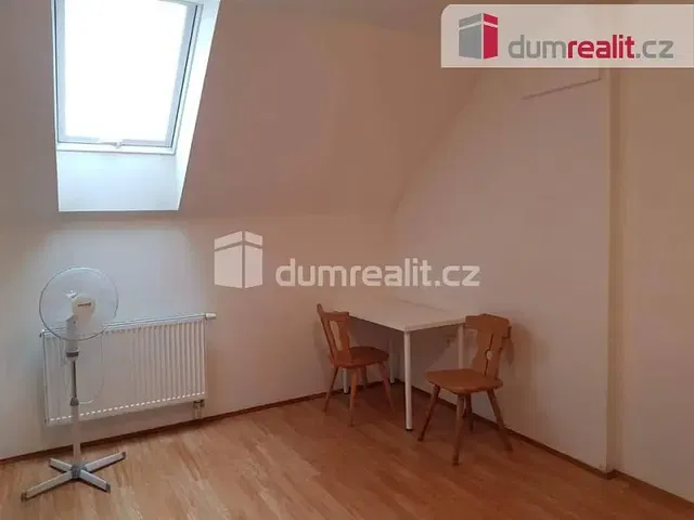 Chambre d'enfant; parquet, lumière naturelle