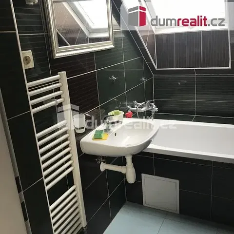 Salle de bain; carrelage, rénové, lumière naturelle