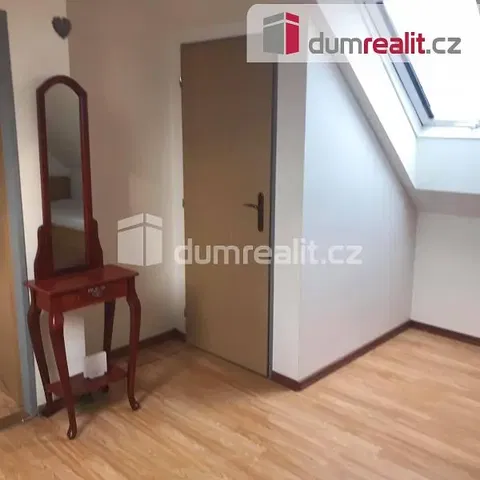Schlafzimmer; holzboden, tageslicht