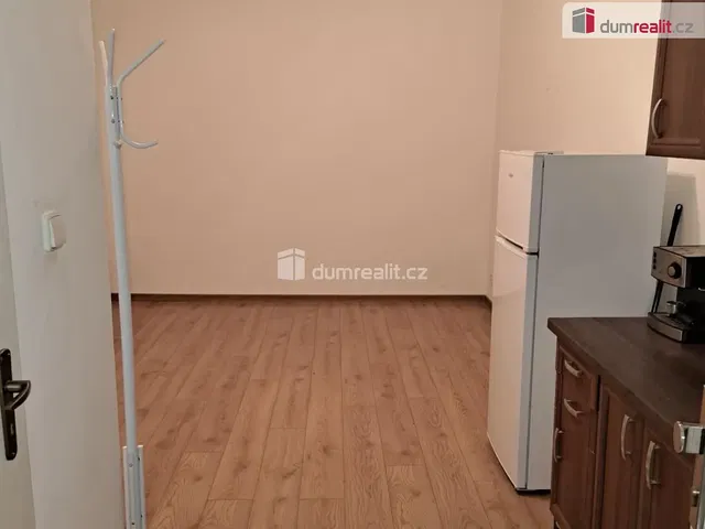 Cucina; pavimento in legno, elettrodomestici