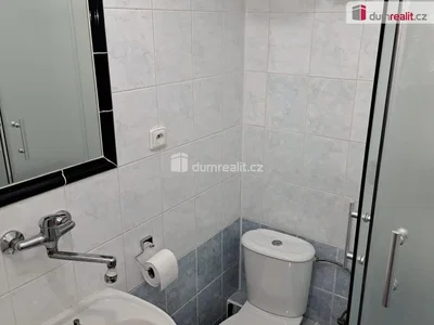 Toilette; pavimento in piastrelle