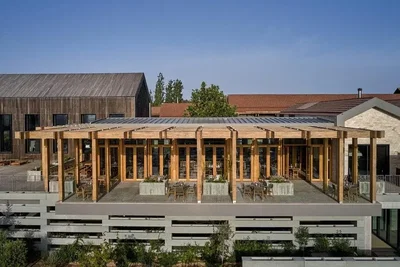 Тераса; дрвене греде, природно светло