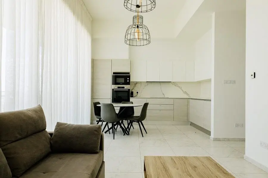 Wohnzimmer; tageslicht, moderner stil, fliesenboden