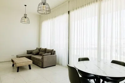 Wohnzimmer; tageslicht, moderner stil, fliesenboden
