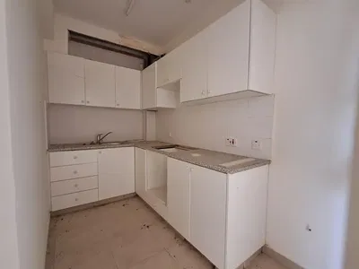 Кухиња; потребна реновација, плочице